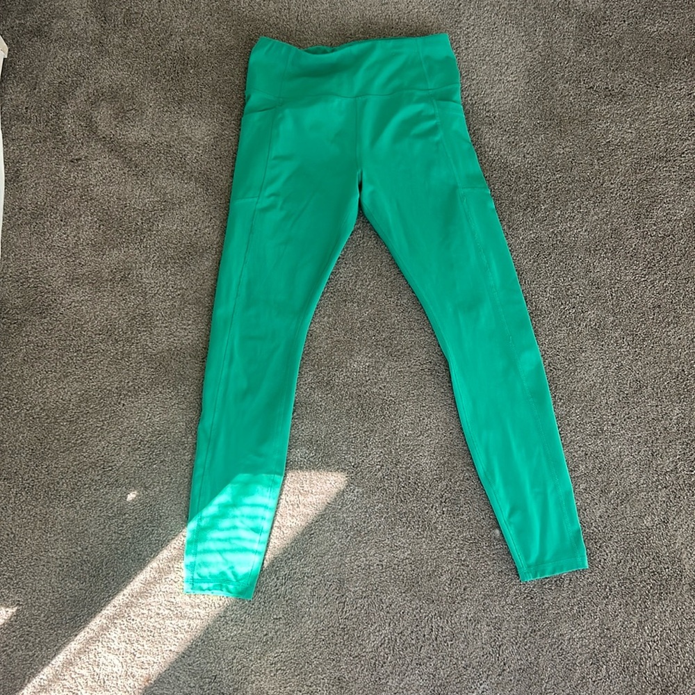 Green workout leggings. Size M.
